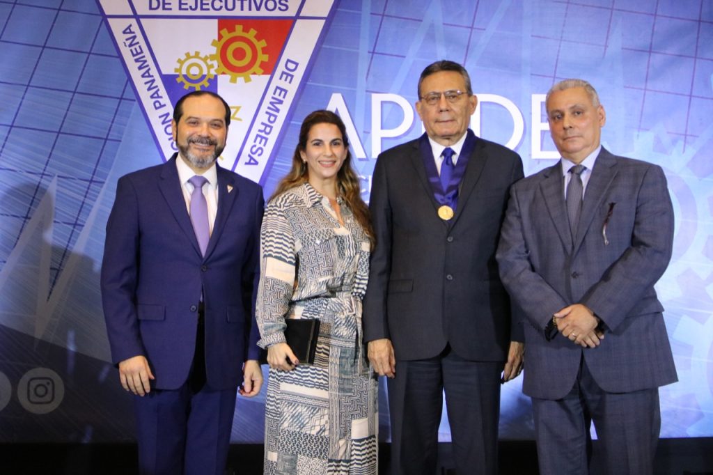 APEDE entrega Medalla Vicente Pascual Barquero 2022 a Stanley Muschett