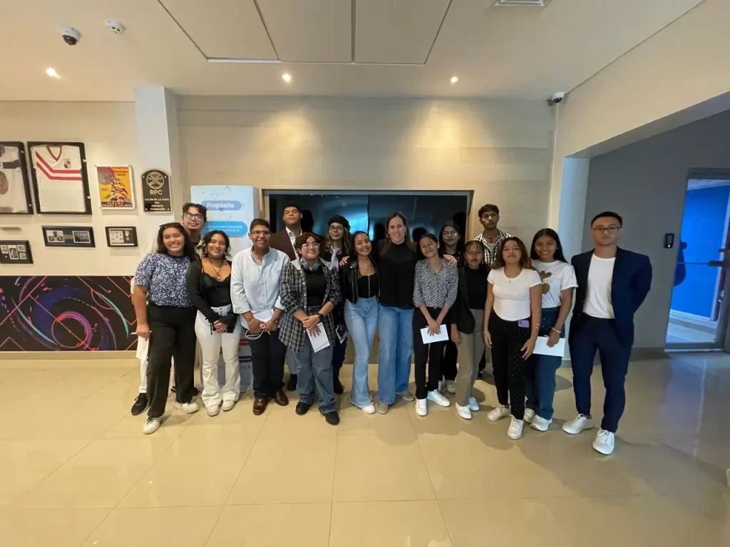 Estudiantes universitarios exploran el mundo de la radio en Encuentros Medcom