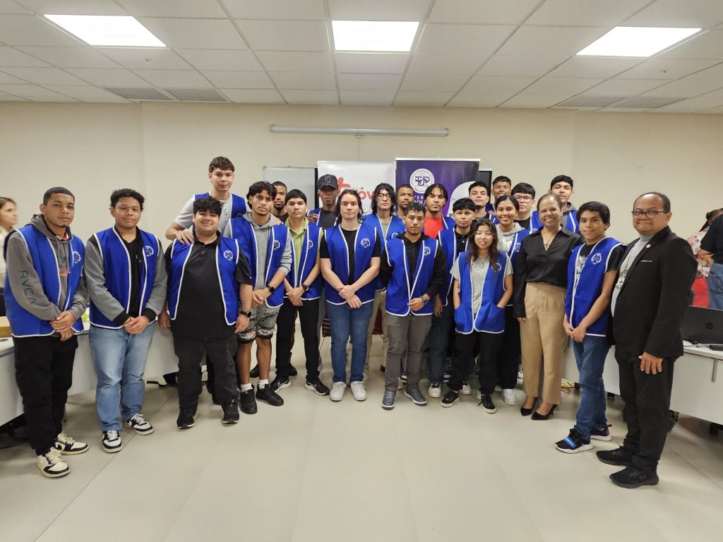 Estudiantes de Ciberseguridad de la UTP y Fundación Más Móvil contribuyen a la inclusión digital en Panamá