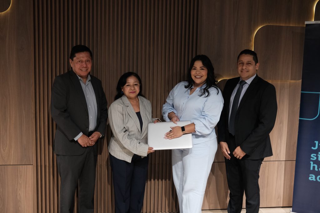 Bi Bank entrega 40 computadoras al Colegio Comercial Tolé