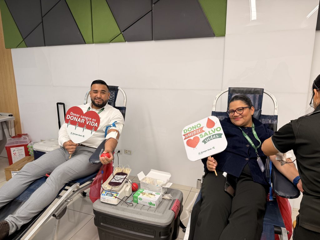 Voluntarios de St. Georges Bank donan sangre para salvar vidas.