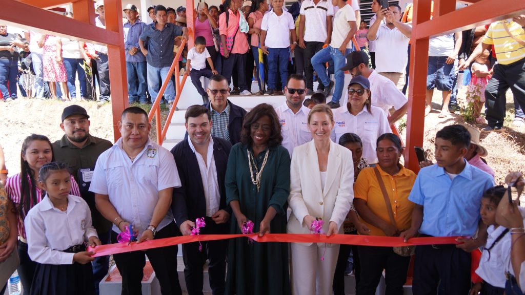 Fundación Más Móvil inaugura Salón de Tecnología Educativa en el CEBG Piedra de Amolar, en Cañazas de Veraguas.
