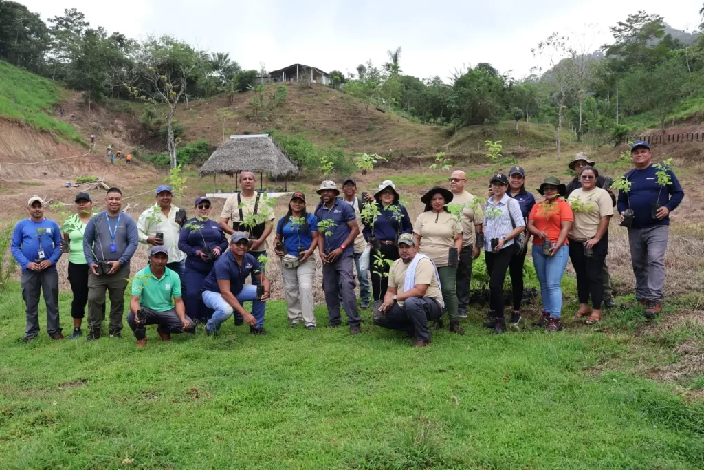 Naturgy participa en jornada de reforestación de MiAMBIENTE para contribuir a la protección de las fuentes hídricas en Panamá Oeste